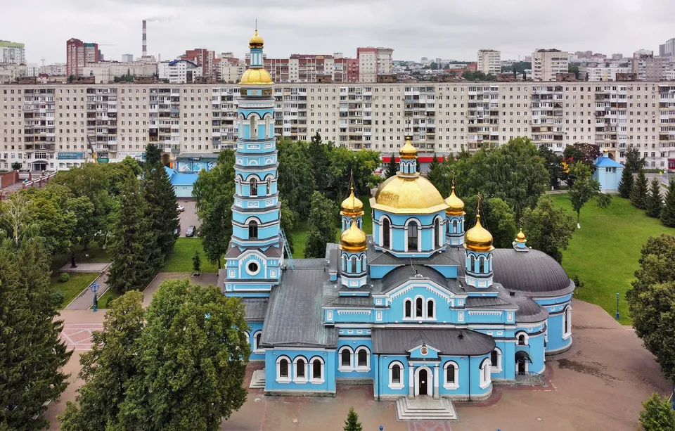 Аэрофотосъёмка кафедрального собора Рождества Богородицы в окружении жилых кварталов Уфы