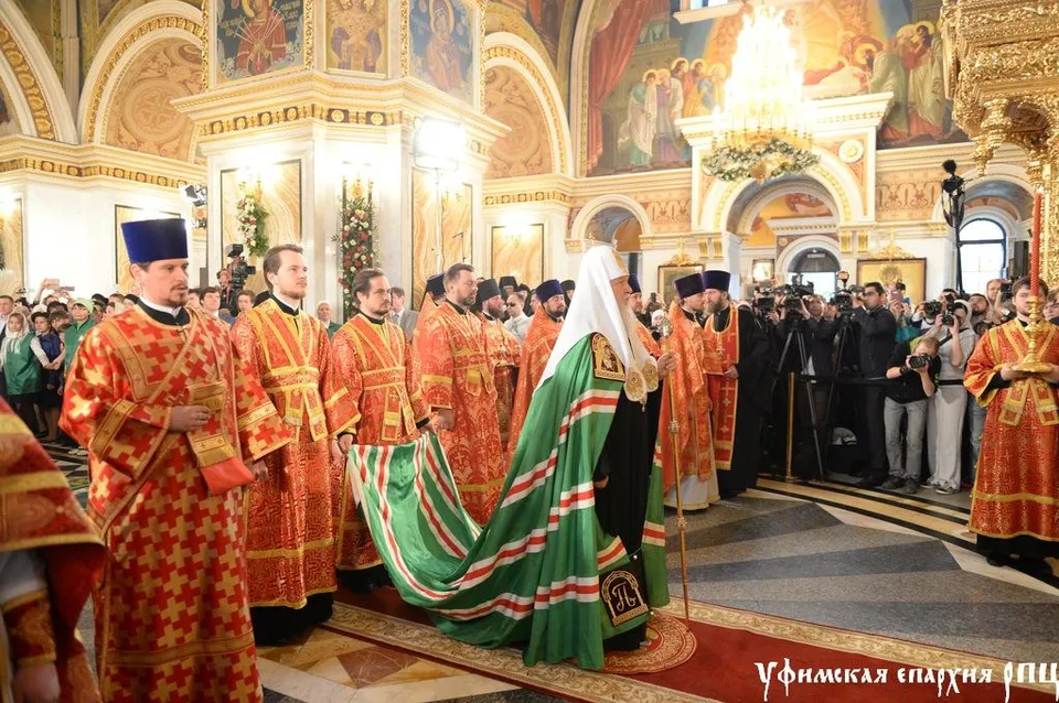 Крестный ход духовенства во главе с Патриархом Кириллом внутри собора