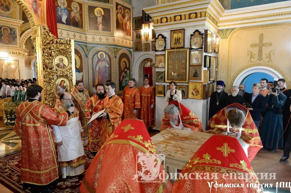 Патриарх Кирилл и духовенство у престола новоосвящённого собора