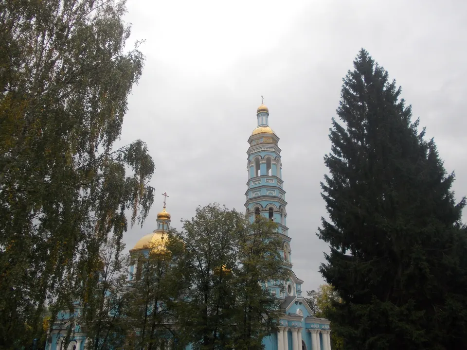 Кафедральный собор Рождества Богородицы осенью, вид сквозь деревья