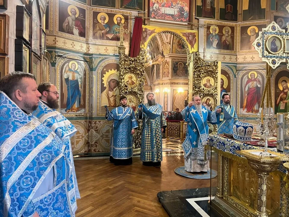 Митрополит Филарет и духовенство совершают богослужение у престола собора