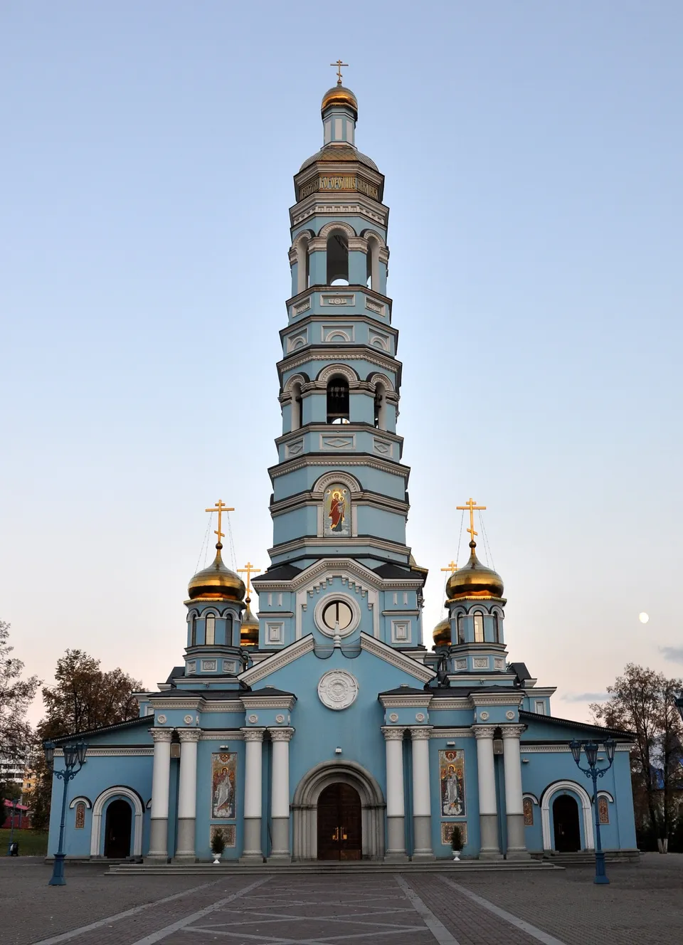 Колокольня и купол кафедрального собора Рождества Богородицы, вид снизу