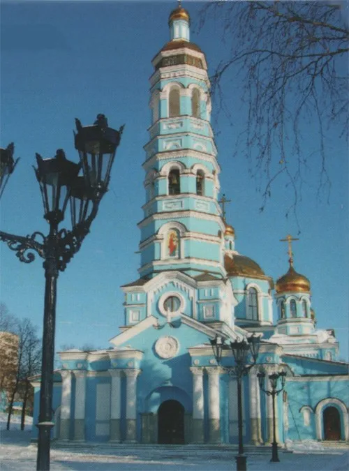 Колокольня кафедрального собора Рождества Богородицы и уличный фонарь на переднем плане